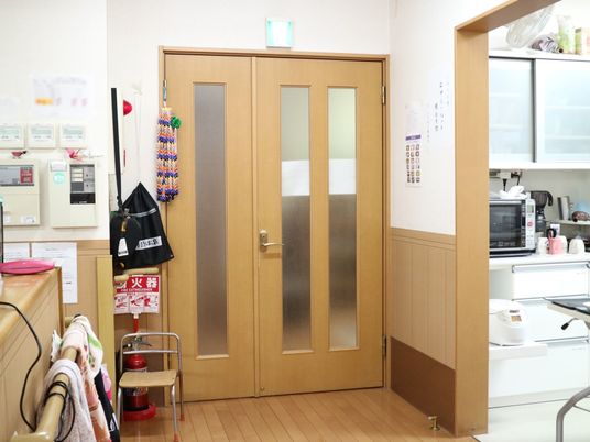キッチン前木製ドア