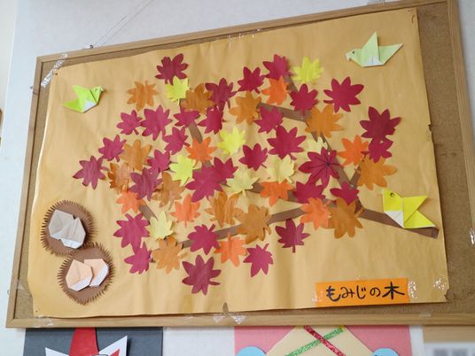 紙で作られた掲示物