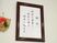 書かれた額縁と飾り物