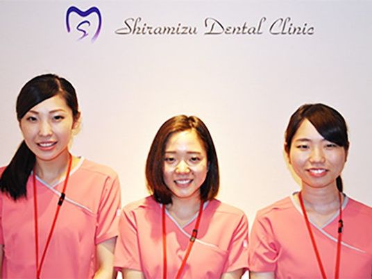 スタッフ3人の受付前  