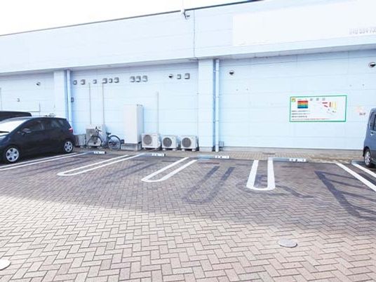 建物前の駐車場  