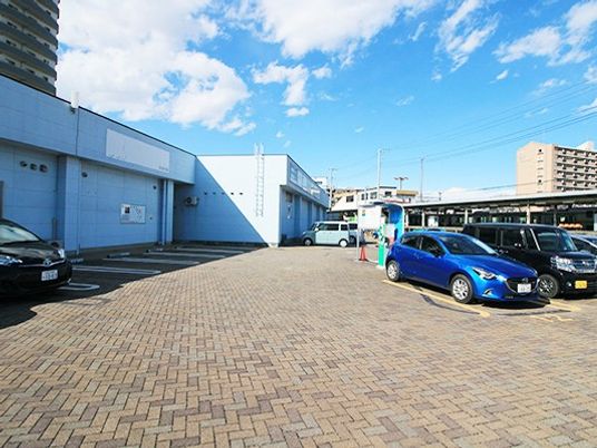 建物前の駐車場外観  