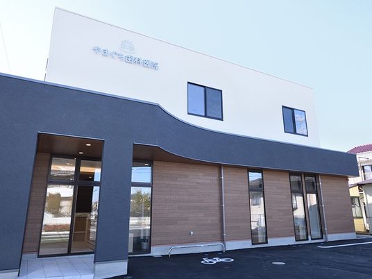 明るい建物の外観  