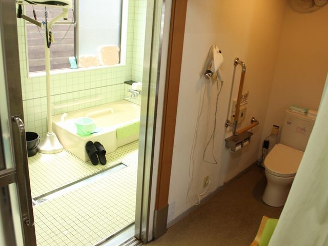 使いやすい浴室 浴室 広々とした浴室には、手すりが設置されており、安全に利用できる工夫がされています。