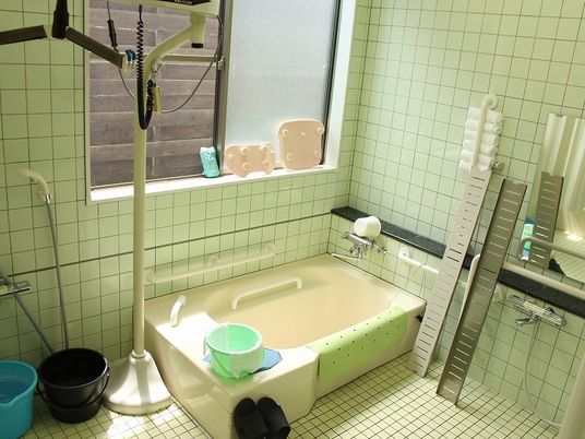 浴槽と介助機器のある浴室  