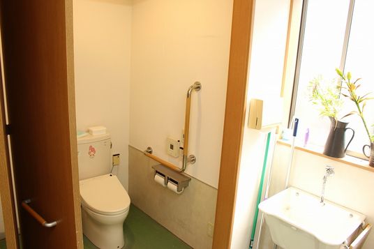 手すり付きのトイレ