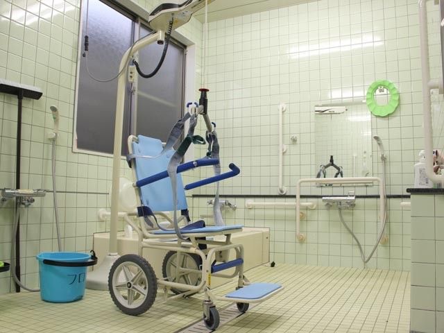 車椅子対応の浴室です 浴室 ゆったりとした空間で、車椅子を使用する方にも快適に利用できる清潔な設備が整っています。