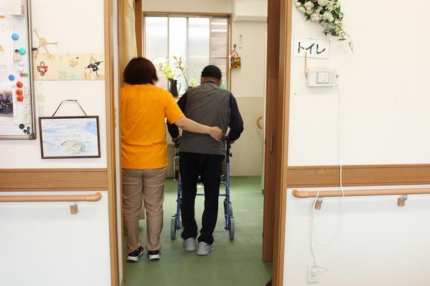 介助を受ける人と職員がいる廊下