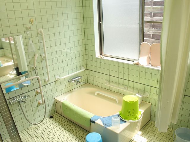 広々とした浴室 浴室 自然光が心地よく差し込む浴室です。安全に配慮した手すりが設置されています。