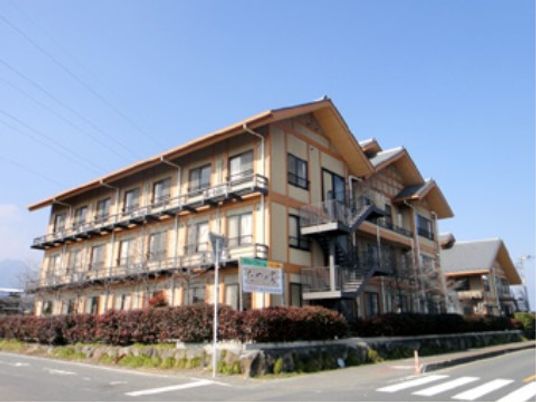 暖色系の外壁の建物