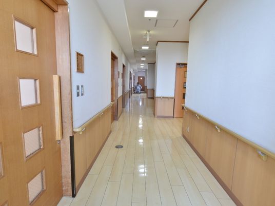 明るく広い廊下