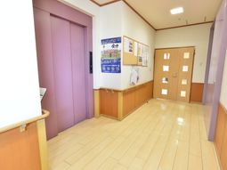 明るい廊下と掲示物