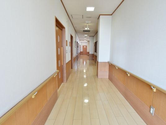 明るく清潔な廊下