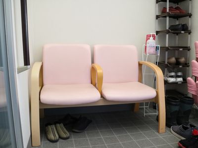 ピンクの椅子2脚と靴棚