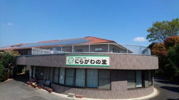 曲面の建物外観
