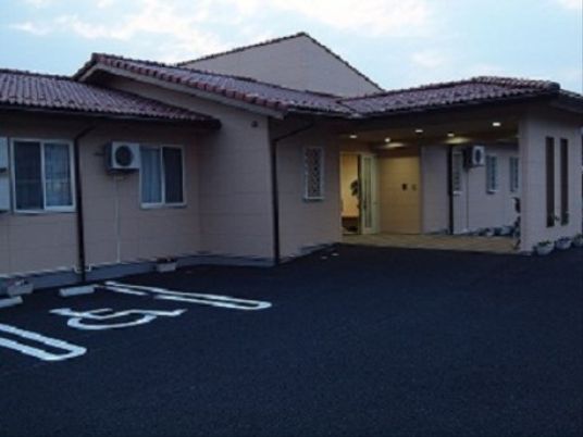 施設の落ち着いた外観