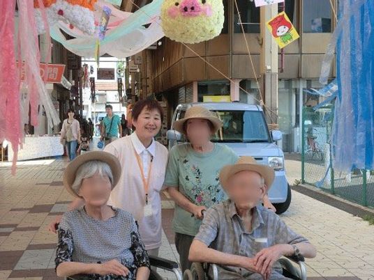 笑顔のスタッフと利用者