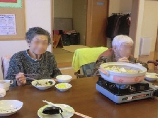 共有ダイニングでの食事風景