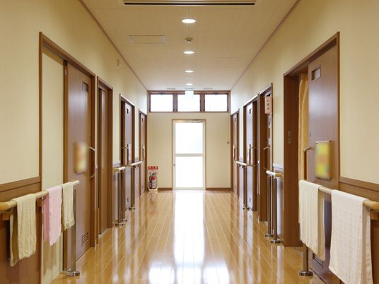 光が差し込む廊下