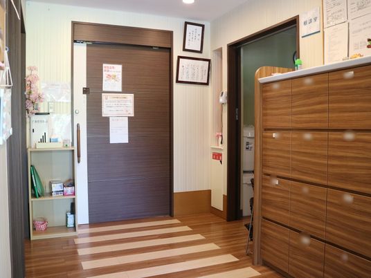 フロント受付と掲示物の空間