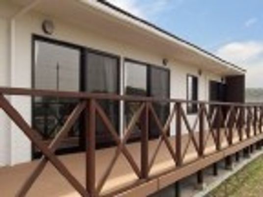 木製の手すりがある建物