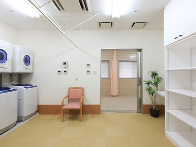 広い洗濯設備のある部屋