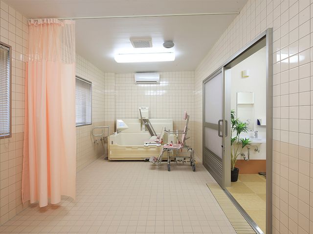 広々とした浴室 浴室 広々とした浴室では、移動もリラックスも快適です。自然光が入り、明るい雰囲気になっています。