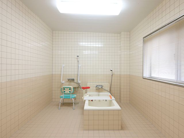 広々とした浴室 浴室 広いタイル張りの空間で、介助用の設備が整っています。快適な入浴をサポートします。