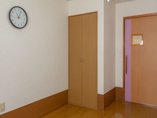 居室の扉と掛け時計