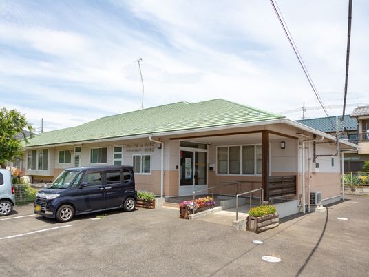 緑色屋根の建物外観
