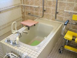 手すり付き浴室設備