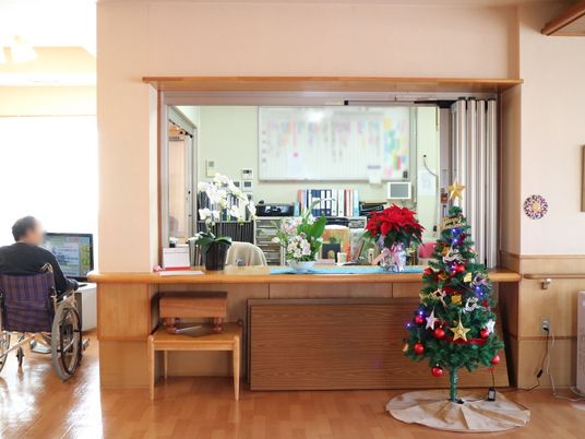 フロントカウンターとクリスマスツリー
