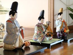 伝統的な人形の装飾