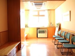 待合室の明るい空間