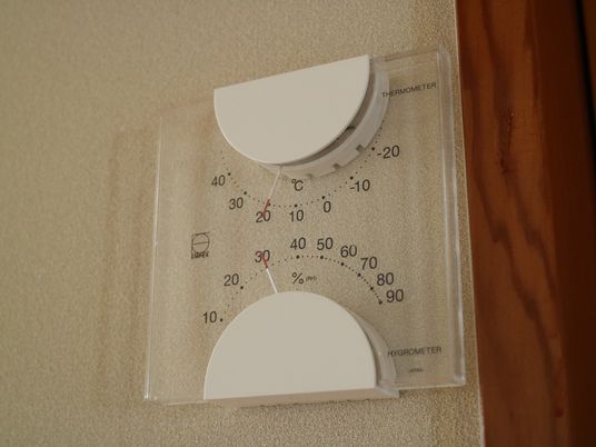 壁掛け温湿度計のアップ