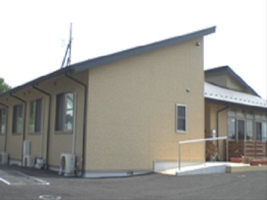 暖色の居室建物外観