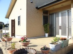 エントランスと花壇の様子