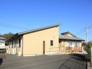明るい日差しの居室外観