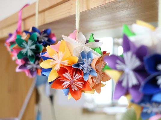 カラフルな折り紙の花飾り