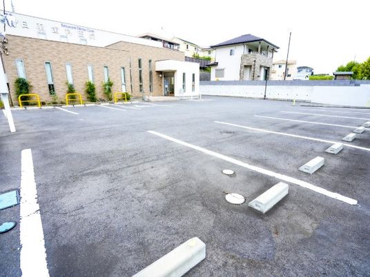 広い駐車場の外観  