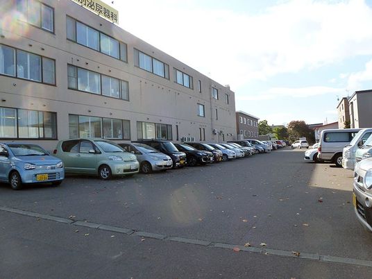 駐車場のある建物外観  