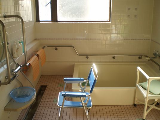 バリアフリー設計の浴室