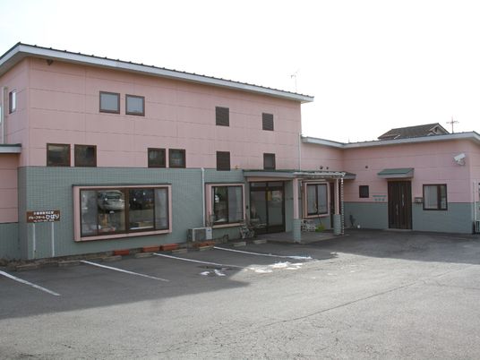 ピンク色の建物エントランス