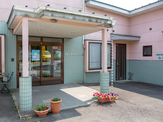 ピンクの外壁のエントランス