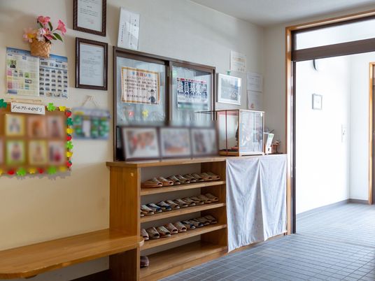 エントランスの靴棚と掲示物