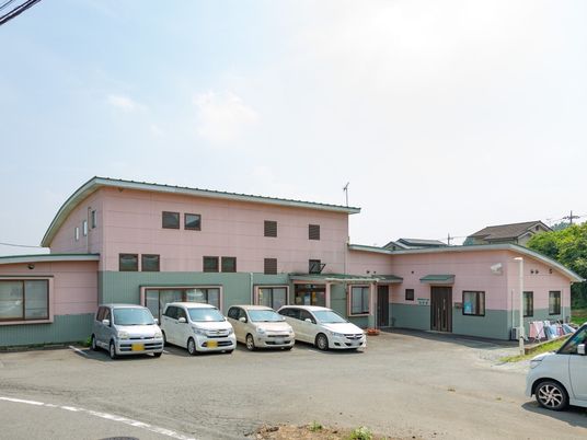 明るい一階建ての外観