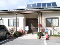 明るい外観のエントランス