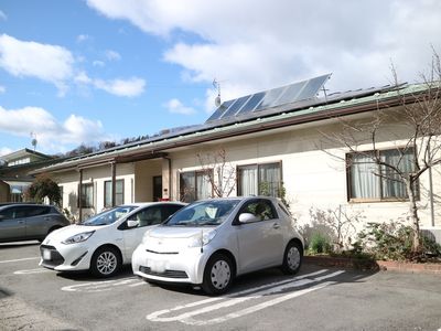 緑豊かな施設外観