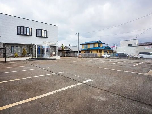 広い駐車場の外観  