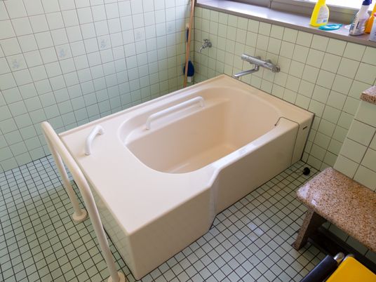 バリアフリー設計の浴室